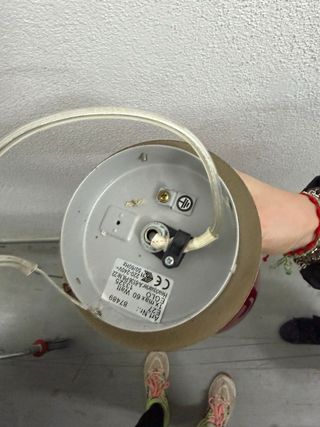 Lámpara colgante roja y plateada