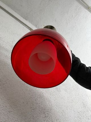 Lámpara colgante roja y plateada