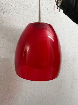 Lámpara colgante roja y plateada