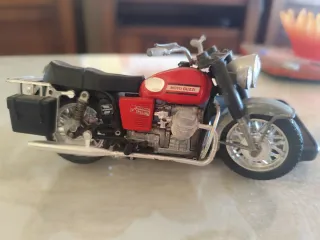 Moto Guzzi Special Roja y Negra