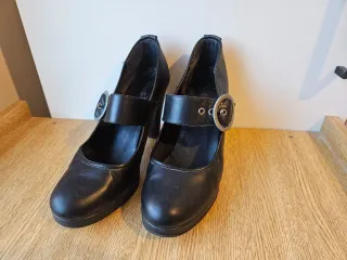 Zapatos de tacón negros con hebilla