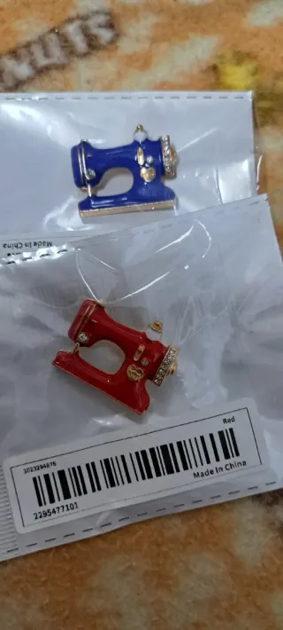 2 Broches Máquina de Coser Azul y Rojo