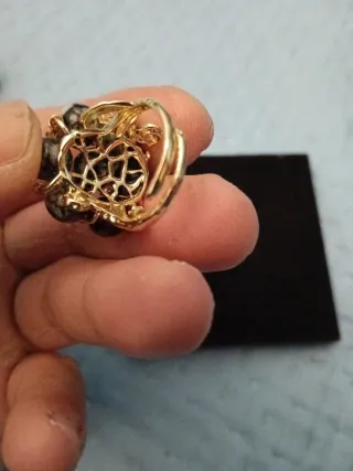 Anello con pietre nere e oro