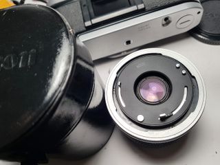 Canon AE-1 con objetivo Canon FD 35mm f/3.5