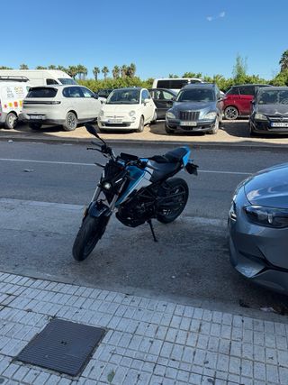 Voge 125r Naked Moto Azul y Blanca