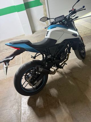 Voge 125r Naked Moto Azul y Blanca