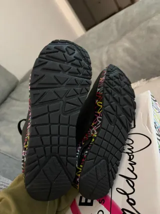 Tenis Skechers Negros con Diseño Multicolor