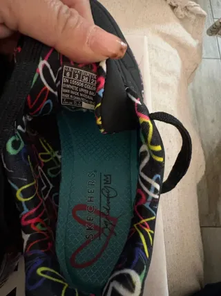 Tenis Skechers Negros con Diseño Multicolor