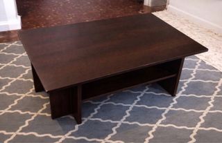 Tavolo da salotto in legno con ripiano