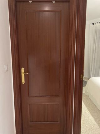 Puerta de interior madera nueva mismo tono todas.