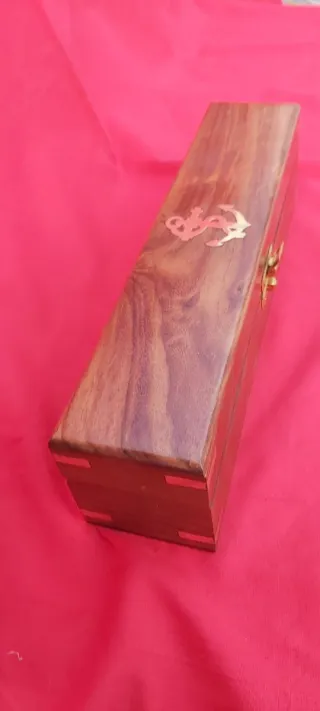 Scatola di shot in legno con ancora dorata