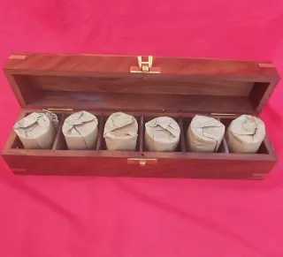 Scatola di shot in legno con ancora dorata