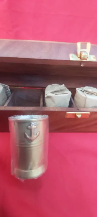 Scatola di shot in legno con ancora dorata