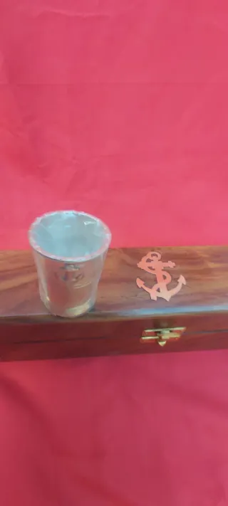 Scatola di shot in legno con ancora dorata