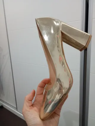 Zapatos de tacón dorados talla 39