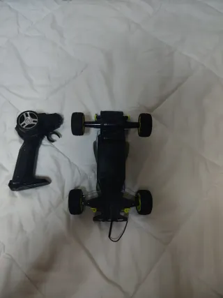 Coche teledirigido verde y negro precio negociable