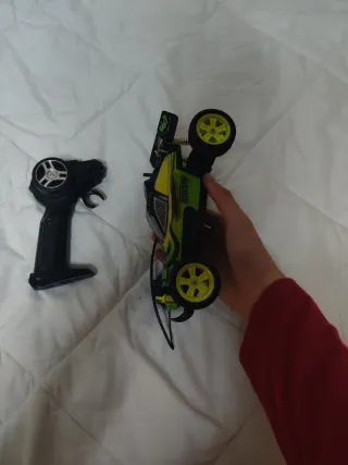 Coche teledirigido verde y negro precio negociable