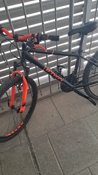 Bicicleta Btwin Naranja y Negra