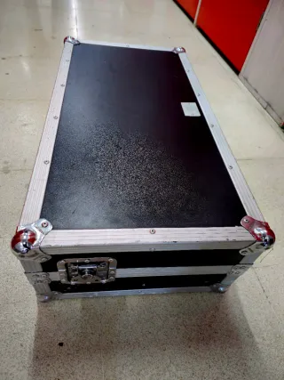 Equipo DJ: 2x Akiyama Kuro + Pioneer DJM