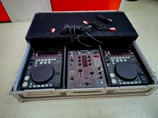 Equipo DJ: 2x Akiyama Kuro + Pioneer DJM