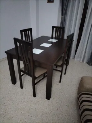 Mesa de comedor con 4 sillas de madera