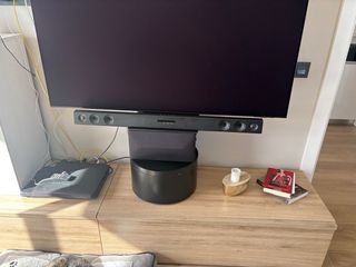 Mueble comedor blanco y madera con vitrina