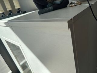 Mueble comedor blanco y madera con vitrina