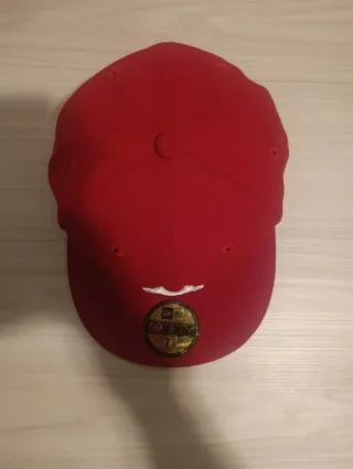 Gorra New Era NY Roja Cerrada