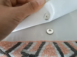 Bolso de mano con pedrería