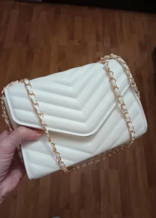 Bolso blanco con cadena dorada