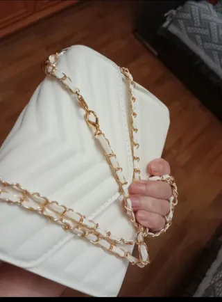 Bolso blanco con cadena dorada