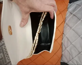 Bolso blanco con cadena dorada