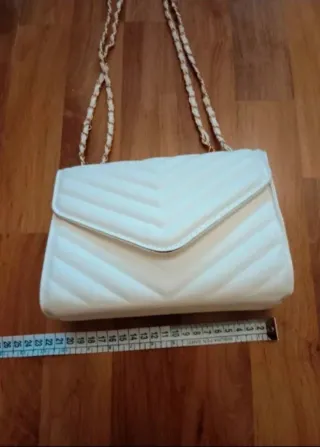 Bolso blanco con cadena dorada