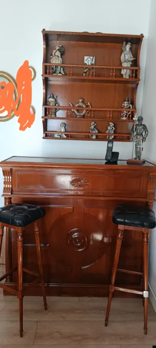 Barra de salón de madera con taburetes