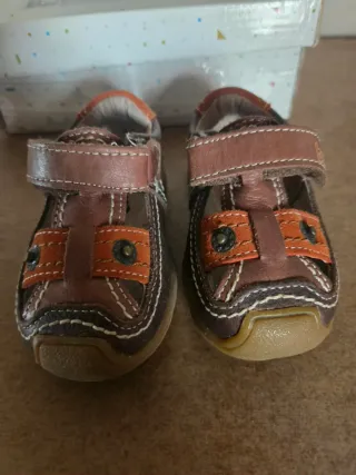Sandalias niño piel marrón