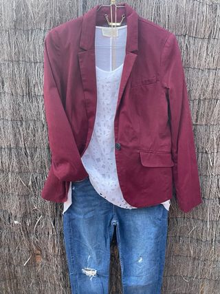 Conjunto: Americana, Camiseta y Vaqueros