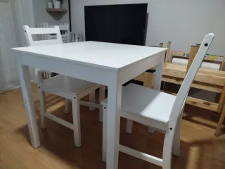 Mesa de salón con 2 sillas de madera