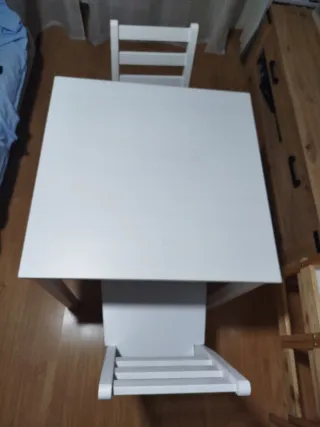 Mesa de salón con 2 sillas de madera