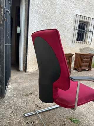 Silla de oficina roja con brazos