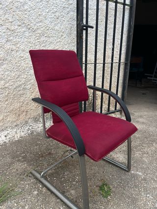 Silla de oficina roja con brazos
