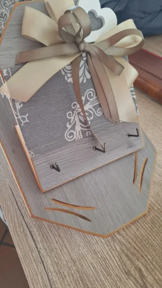Appendichiavi decorato con cuori e nastri
