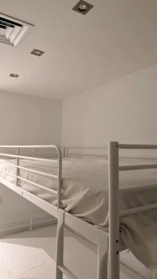 Litera IKEA SVÄRTA metálica blanca con 2 colchones