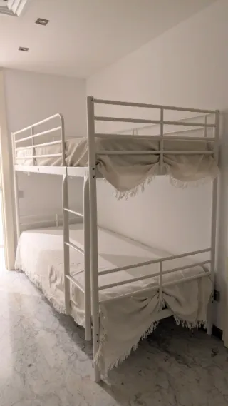 Litera IKEA SVÄRTA metálica blanca con 2 colchones