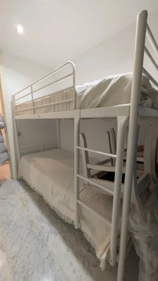 Litera IKEA SVÄRTA metálica blanca con 2 colchones