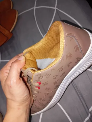 Deportivas marrones y blancas