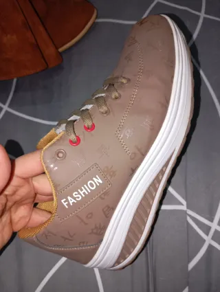 Deportivas marrones y blancas