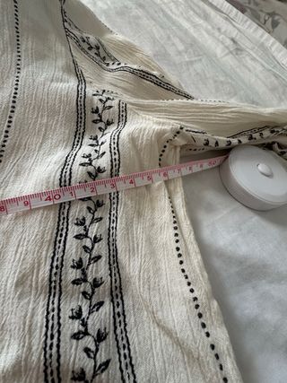 Blusa beige con mangas acampanadas