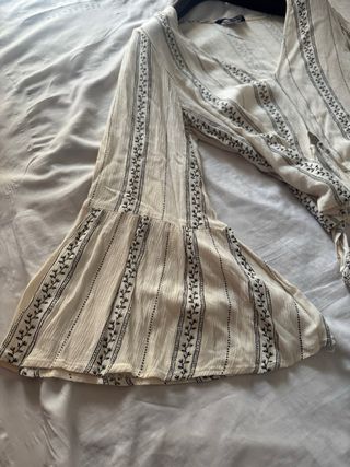 Blusa beige con mangas acampanadas