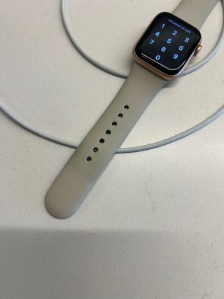 Apple Watch SE Beige/Dorado + Accesorios