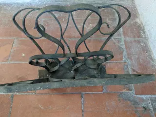 Revistero antiguo de metal